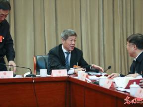 青海代表团举行会议审议“两高”报告