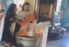 俄一神父给婴儿进行“暴力洗礼”后被停职(图)