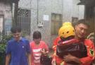 宁波消防员救出被困一家三口 暴雨中紧抱小女孩趟急流